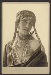 [Femme inconnue en costume de théâtre]