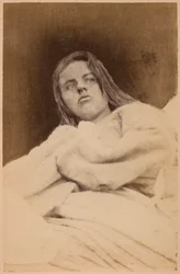 Épilepsie hystérique, hallucinations, dédain, planche XXXI de «Iconographie photographique de la Salpêtrière» par Bourneville et P. Regnard, Paris, 1876