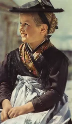 Première photographie en couleur : Petite fille de la vallée de Sarn, Sarentino