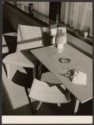 [Table et chaise].