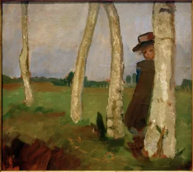 Fille avec chapeau entre les troncs de bouleaux