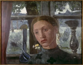 Tête de fille devant une fenêtre