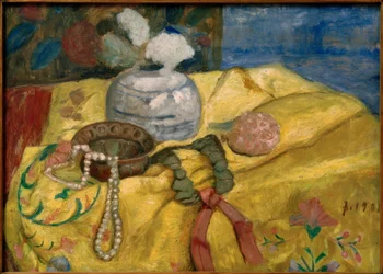 Nature morte avec nappe jaune et pot de gingembre avec fleurs