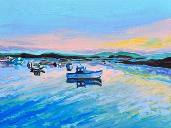 Des bateaux colorés sur une eau calme