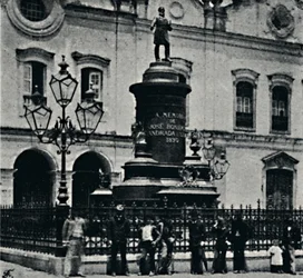 Statue de José Bonifácio. Largo de S. Francisco