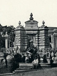 Fontaine dans le jardin du palais, 1895