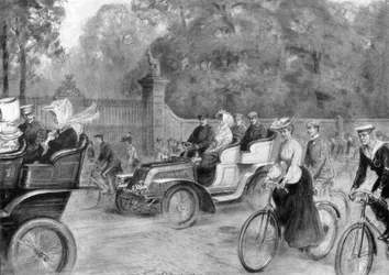 Voitures et cycles dans Kensington High Street, Londres