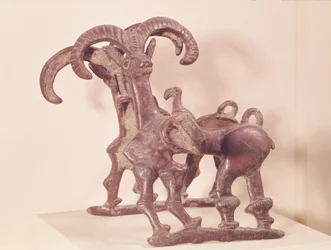 Mors de cheval décorés de deux bouquetins, de Lorestan, Iran, 8e-7e siècle av. J.-C.