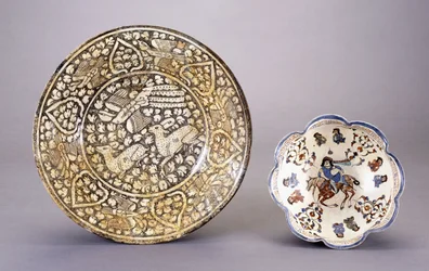 Plat en poterie de Sultanabad, représentant deux cerfs assis parmi des motifs feuillus denses, 14e siècle