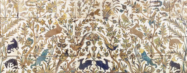 Panneau de carreaux curda seca, comprenant quatre rangées de dix carreaux, peint avec de la végétation habitée par des oiseaux, des cerfs et des lions, 17ème siècle