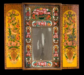 Grand miroir Qadjar polychrome laqué, avec les portes ouvertes révélant l