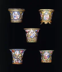Sélection de bols de narguilé en or émaillé Qajar, peints avec des panneaux de portrait simples ou doubles, 19e siècle