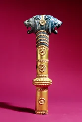 Douille cylindrique, période médiane ou début achéménide (or et lapis-lazuli)