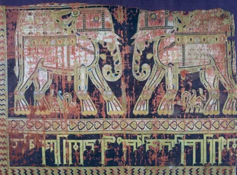 Éléphants et inscription par le général turc Abu Mansur Bukhtegin, tissu de soie fabriqué en Iran au 10e siècle, détail