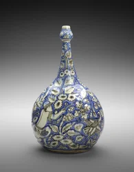 Bouteille lobée avec figure et fleurs, milieu du XVIIe siècle