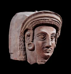 Art persan : fragment de sarcophage phénicien grec. De la nécropole de Tortose (4ème siècle av. J.-C.)