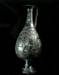 Art persan : carafe en argent décorée de médaillons représentant des cerfs. Ve-VIIe siècle. Collection privée