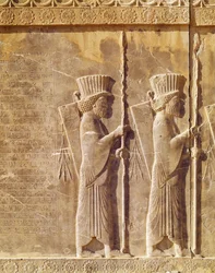Relief représentant deux archers et une inscription persane ancienne, de l