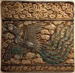 Simurgh (Simorgh ou Senmurw) - Azulejos - Faïence de Kashan (Perse), période Ilkhanide, début du 14e siècle (Carreau, céramique moulée, lustre et peinture sous glaçure, Perse, Kashan, début du 14e siècle, période Ilkhanide) - Musée Calouste Gulbenkian, Lis