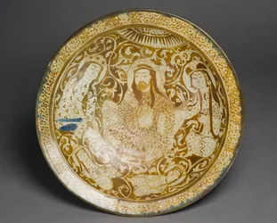 Plat en pâte de pierre décoré de lustre doré, de Kashan, Iran, début 13ème siècle