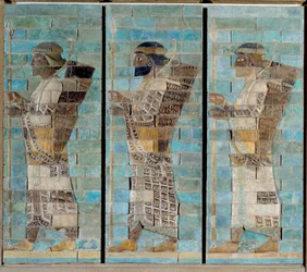 La frise des archers, du palais de Darius Ier, roi de Perse, à Suse (VIe siècle av. J.-C.). Relief de briques émaillées en bas. 510 av. J.-C. Paris, musée du Louvre.