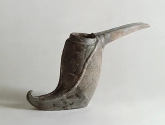 Vase en forme de botte, de Kaluraz, Gilan, Iran, vers Ier millénaire av. J.-C.