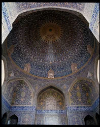 Vue du dôme principal de la mosquée Jameh