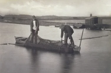 Relevage du filet à anguilles, vers 1886