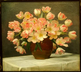 Tulipes dans un vase sur une table drapée