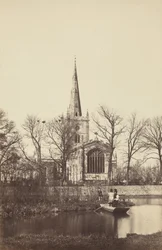 Église depuis une rive, années 1850 (photo)