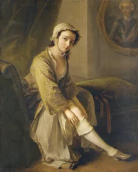 Jeune femme en robe fauve