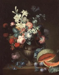 Nature morte de fleurs dans un vase classique avec un melon coupé