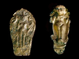 Art phénicien : deux statuettes en or martelé, à gauche la déesse Ishtar (Inanna ou Astarté) sur une plaque, à droite, une déesse de la fertilité avec les bras levés du site de Tink El Beida, Syrie. XVe-XIIe siècle av. J.-C. Paris, Musée du Louvre