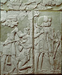 Civilisation phénicienne : ornement de lit avec un bas-relief en ivoire représentant un roi menaçant un ennemi. Du site d