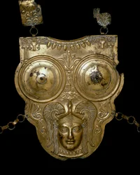 Civilisation phénicienne : navire de guerre en bronze doré de Ksour-es-Saf. 3ème-2ème siècle av. J.-C. Tunis, Musée du Bardo
