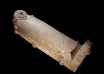 Phénicie : sarcophage à tête humaine en marbre blanc de Tripoli, Liban