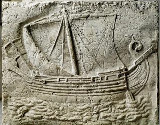 Art phénicien : bas-relief de sarcophage représentant un navire marchand