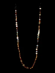 Civilisation phénicienne : collier en or, argent, cornaline et pâte de verre. Dim. 97 cm VIe siècle av. J.-C. Musée de Carthagène, Espagne