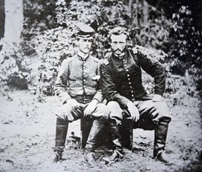 Portrait du lieutenant George A. Custer (1839-1876) (sans chapeau) avec son prisonnier de guerre le lieutenant Washington de l