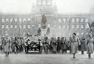Troupes tchèques accompagnant le président Thomas Masaryk à Prague, 25 décembre 1918
