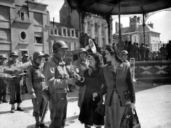 Soldats américains discutant avec de jeunes femmes françaises, Cherbourg, 29 juin