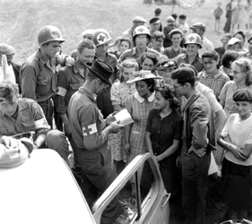 Un soldat américain tente de communiquer avec les habitants locaux, Orléans