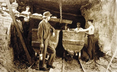 Mineurs dans une mine de potasse, Alsace, c. 1900
