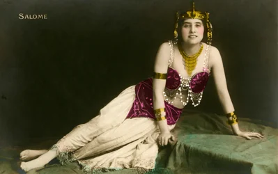 Salomé posant de manière séduisante dans un costume révélateur