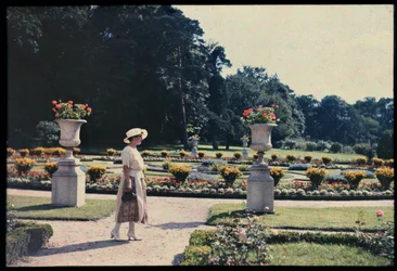 Femme se promenant dans le jardin de Bagatelle, Paris, vers 1920 (photo)