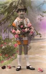 Jeune garçon français tenant des roses