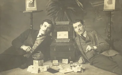 Deux hommes fumant des cigarettes
