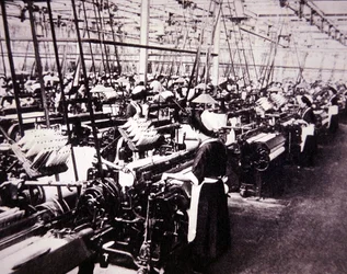 Industrie du coton au Japon : femmes travaillant sur les métiers Toyoda, vers 1920