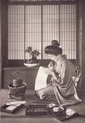 Femme japonaise écrivant