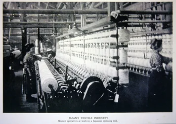 Femmes opératrices au travail dans une filature japonaise